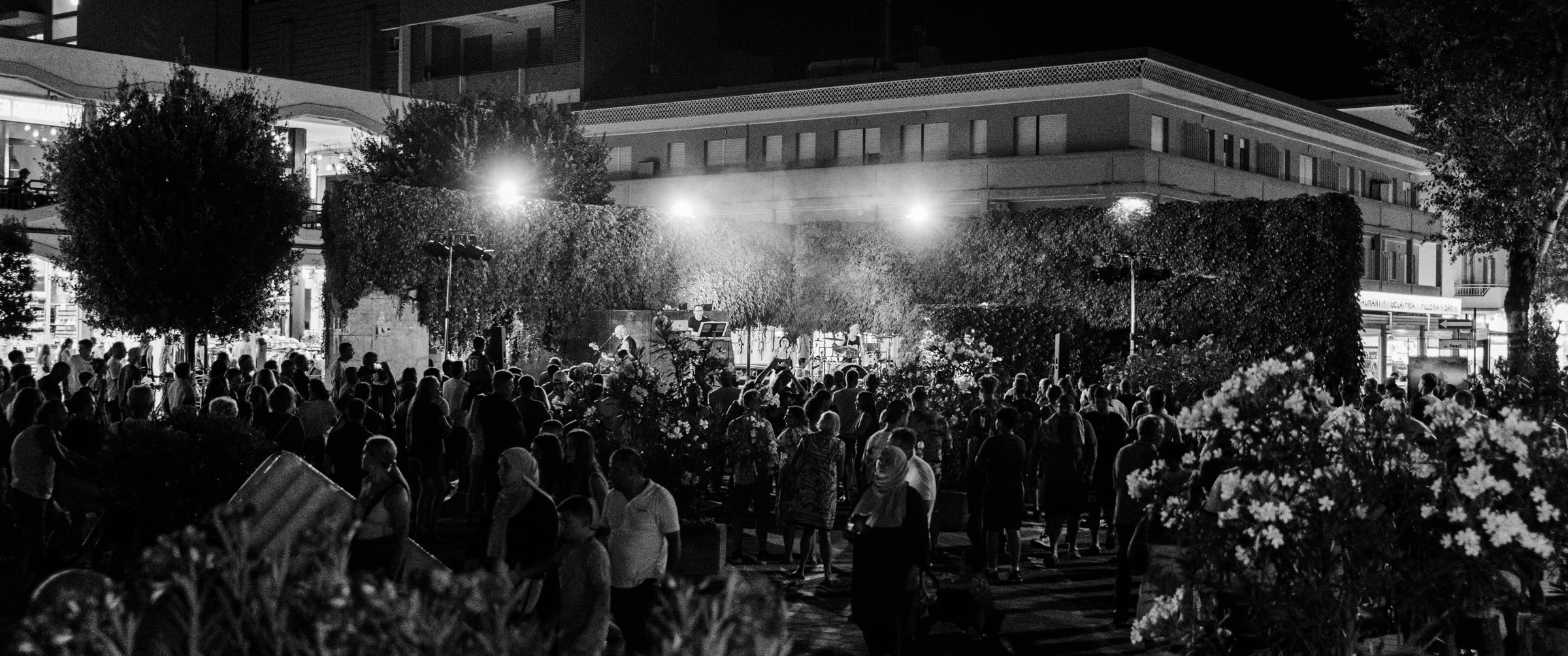 La piazza piena a Bibione, Piazza Fontana, 7 agosto 2026