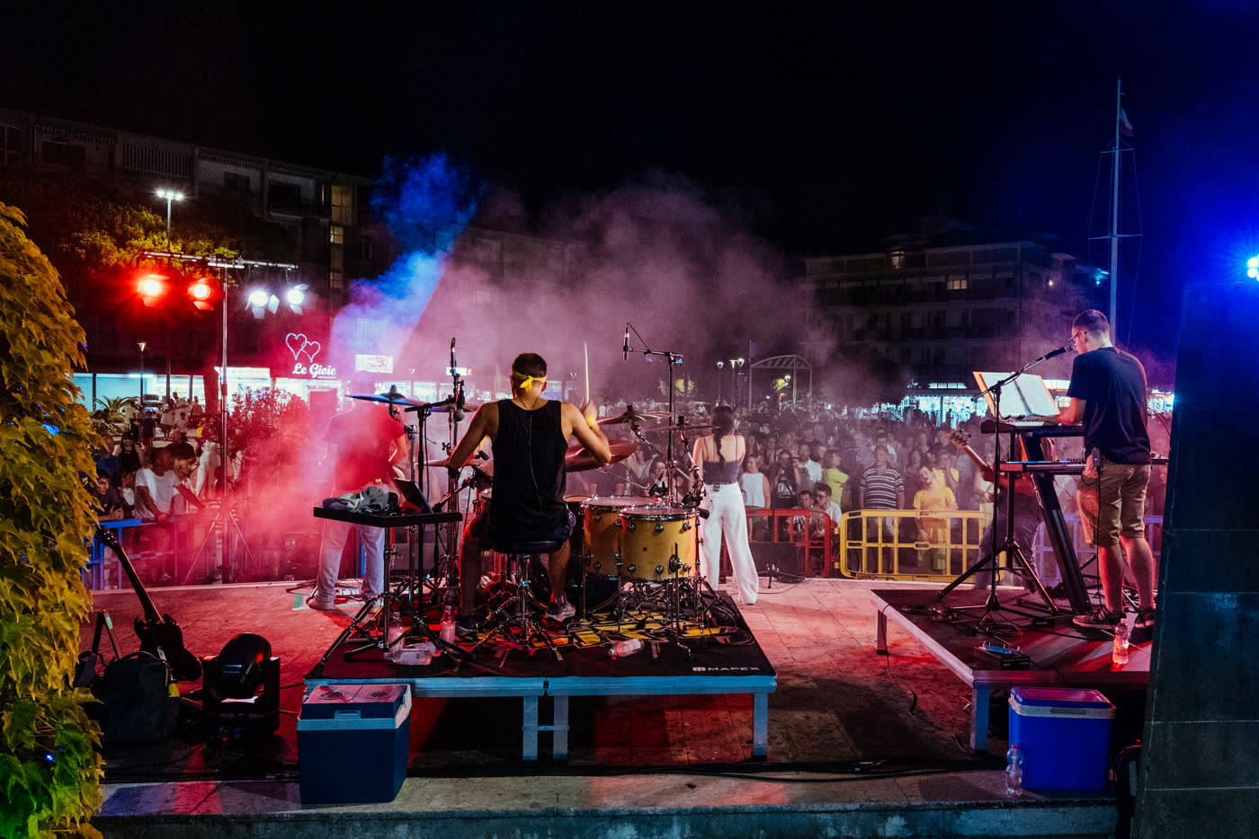 Il palco di Piazza Fontana tra luci rosse e fumo