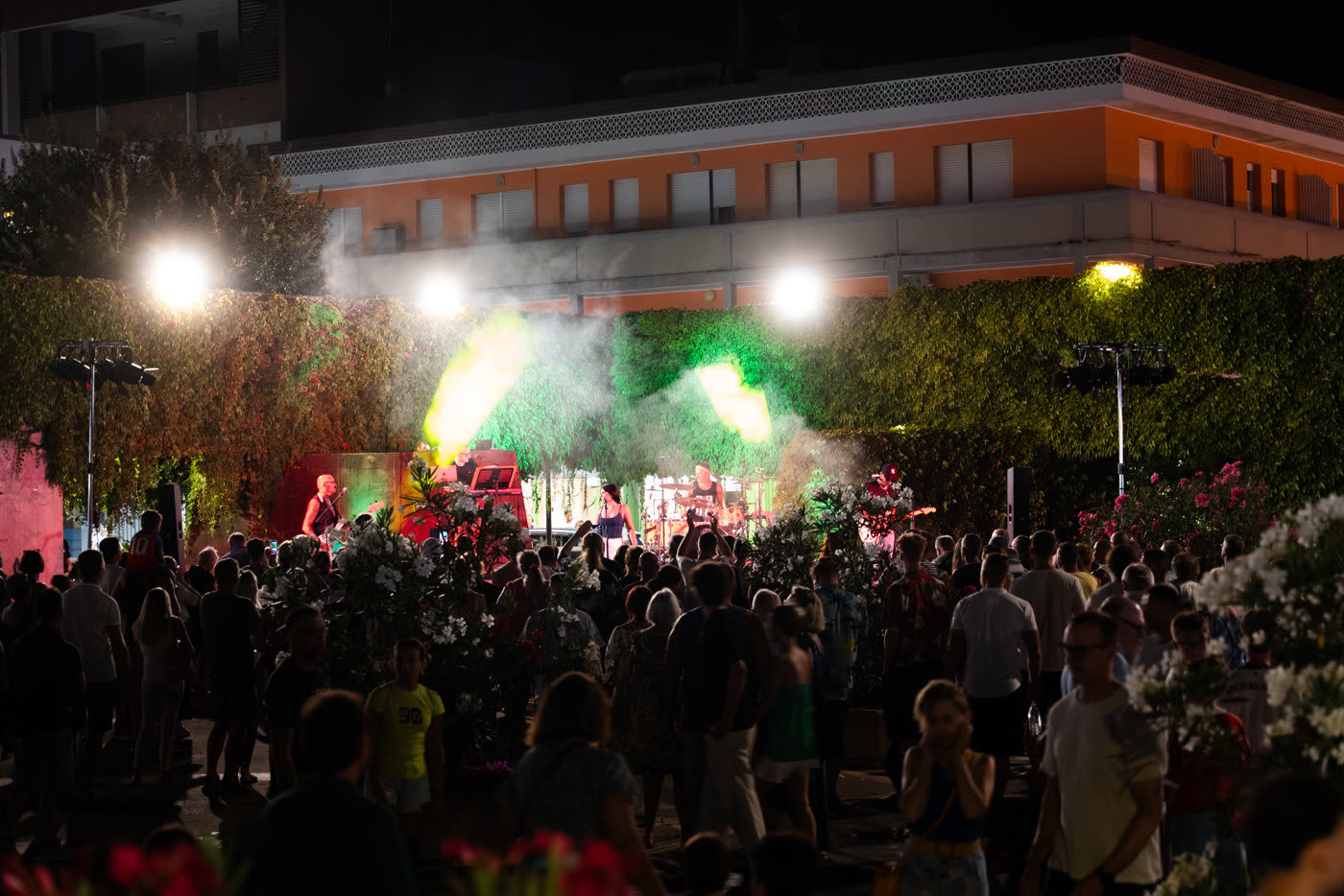 La piazza piena davanti al palco verde