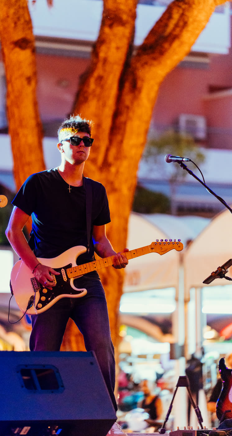 Chitarra al tramonto a Piazza Treviso