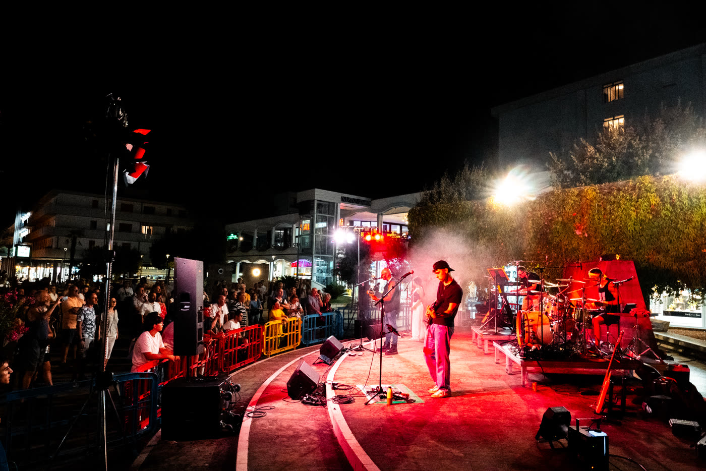 Il palco rosso di Piazza Fontana e la folla