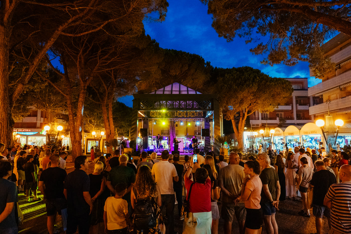 Il pubblico di Piazza Treviso al tramonto